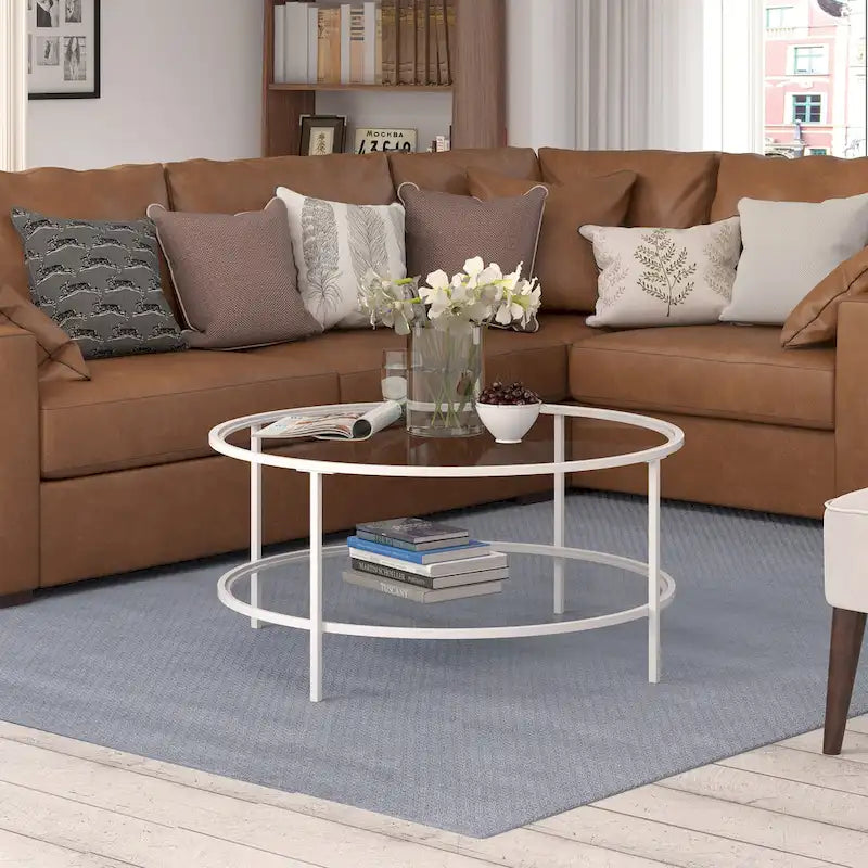 Table basse ronde avec plateau en verre et étagère inférieure – Laiton / Blanc / Nickel / Bleu Mykonos – 91 cm