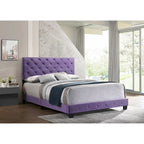 Lit plateforme en velours violet capitonné avec garniture cloutée – Grand lit