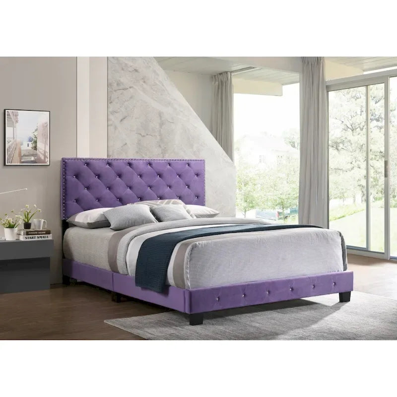Lit plateforme en velours violet capitonné avec garniture cloutée – Grand lit