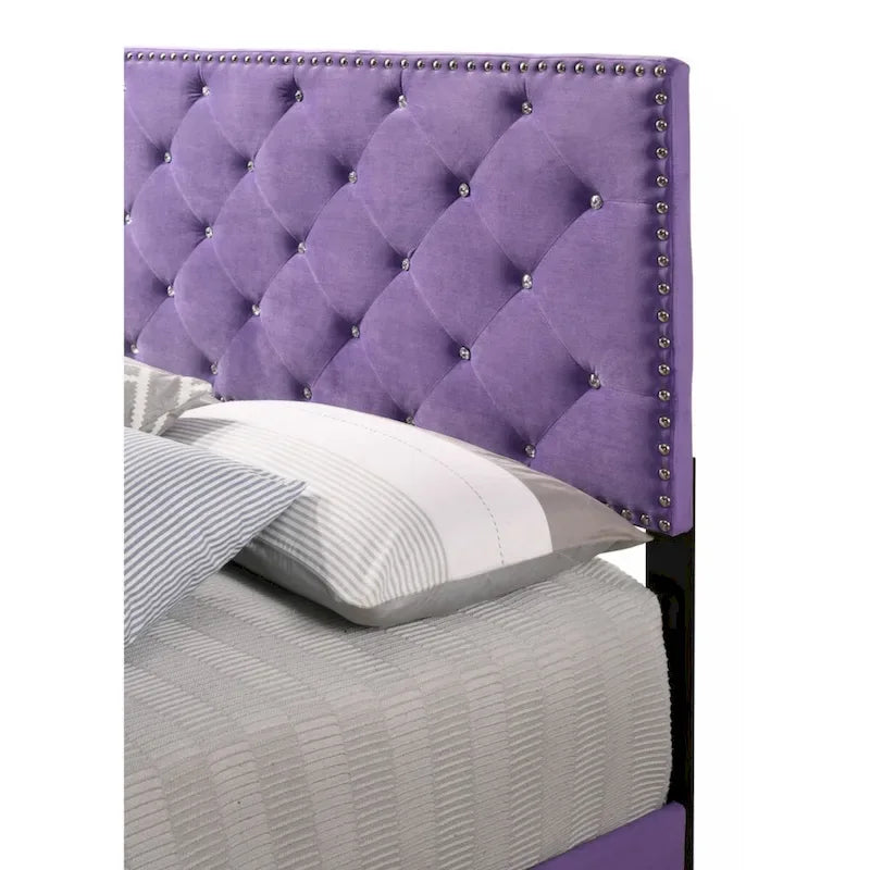 Lit plateforme en velours violet capitonné avec garniture cloutée – Grand lit
