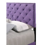 Lit plateforme en velours violet capitonné avec garniture cloutée – Grand lit