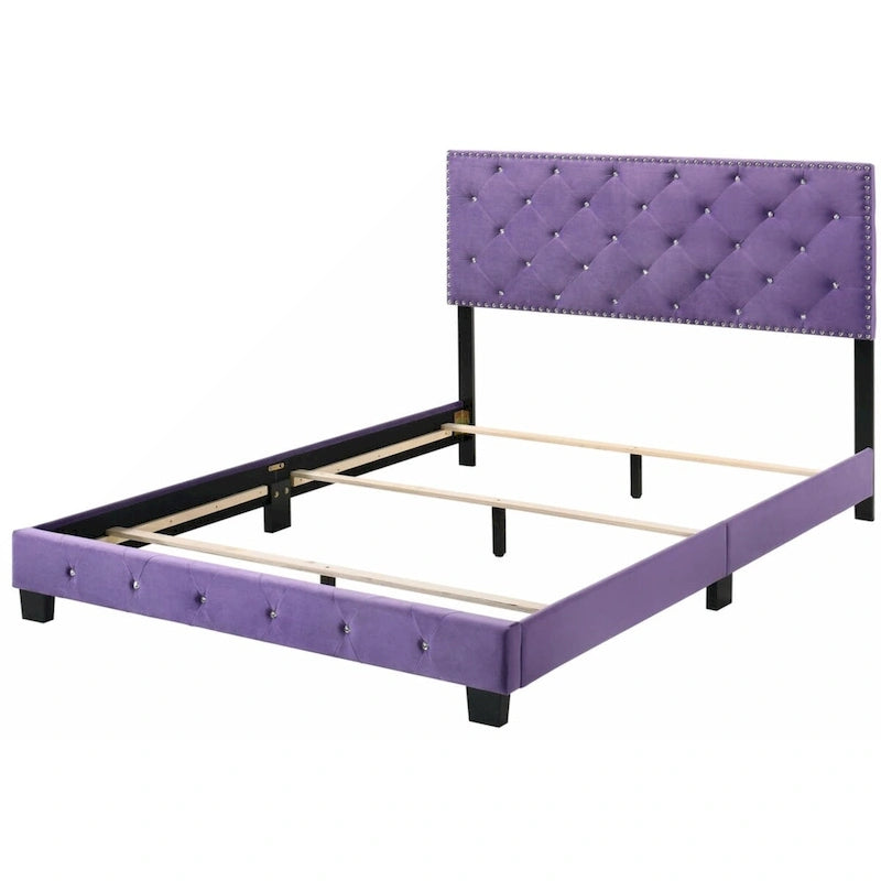 Lit plateforme en velours violet capitonné avec garniture cloutée – Grand lit