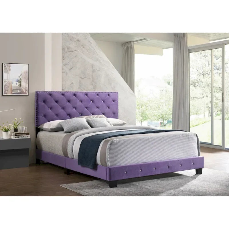 Lit plateforme en velours violet capitonné avec garniture cloutée – Grand lit