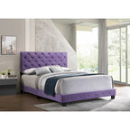 Lit plateforme en velours violet capitonné avec garniture cloutée – Grand lit