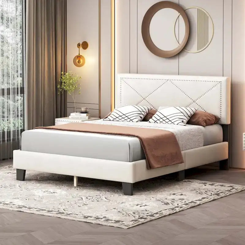 Cadre de lit plateforme Queen tapissé de velours beige/bleu avec tête de lit rivetée et lattes en bois