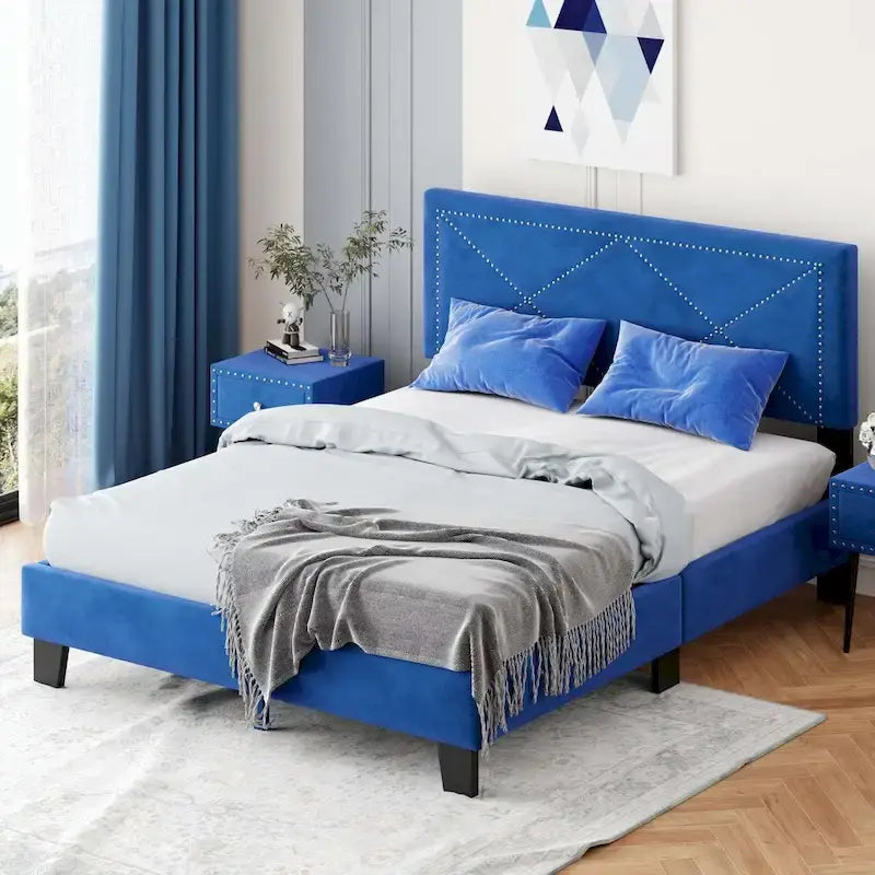 Cadre de lit plateforme Queen tapissé de velours beige/bleu avec tête de lit rivetée et lattes en bois