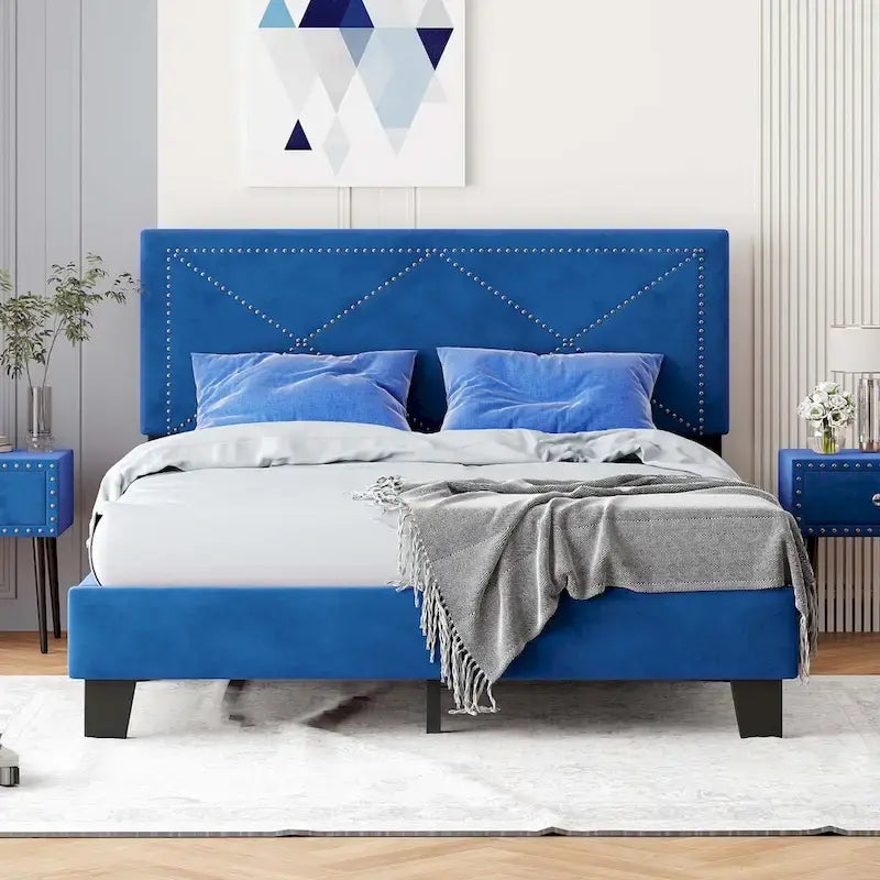 Cadre de lit plateforme Queen tapissé de velours beige/bleu avec tête de lit rivetée et lattes en bois
