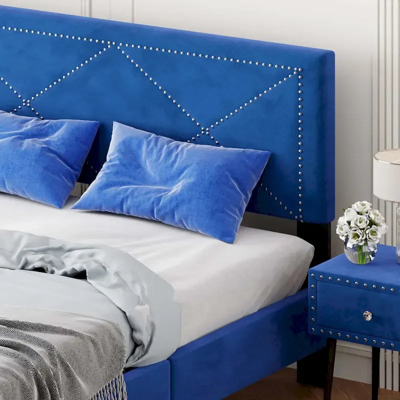 Cadre de lit plateforme Queen tapissé de velours beige/bleu avec tête de lit rivetée et lattes en bois