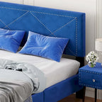 Cadre de lit plateforme Queen tapissé de velours beige/bleu avec tête de lit rivetée et lattes en bois