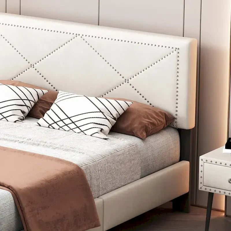 Cadre de lit plateforme Queen tapissé de velours beige/bleu avec tête de lit rivetée et lattes en bois