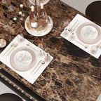 Îlot de cuisine en faux marbre blanc/brun vieilli/brun/beige avec 2 tabourets et étagères ouvertes – 2 places
