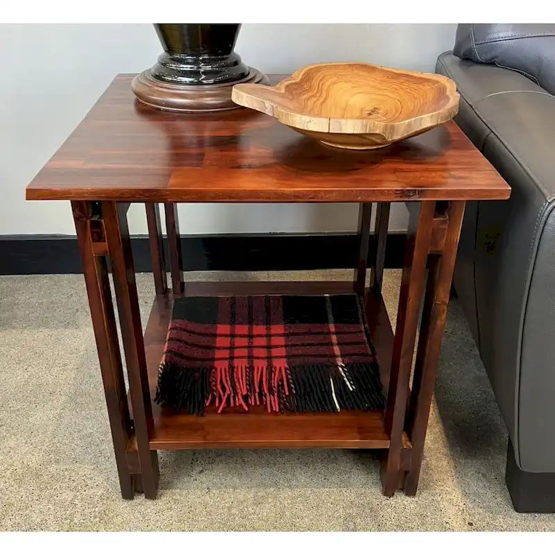 Table d'appoint en bois d'acacia massif, finition naturelle/acajou, avec étagère inférieure et pieds réglables – Simple