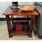 Table d'appoint en bois d'acacia massif, finition naturelle/acajou, avec étagère inférieure et pieds réglables – Simple