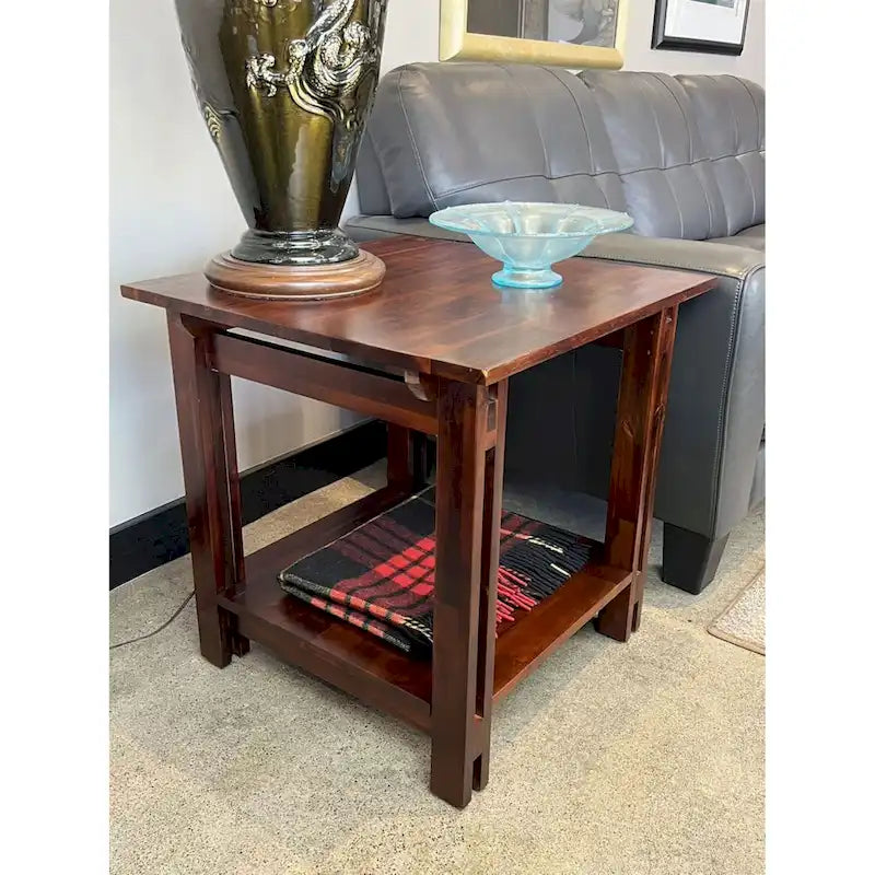 Table d'appoint en bois d'acacia massif, finition naturelle/acajou, avec étagère inférieure et pieds réglables – Simple