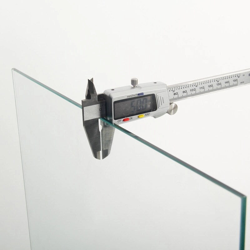 Vitrine à 5 étagères en verre trempé noir/blanc et bois massif avec portes doubles – Simple
